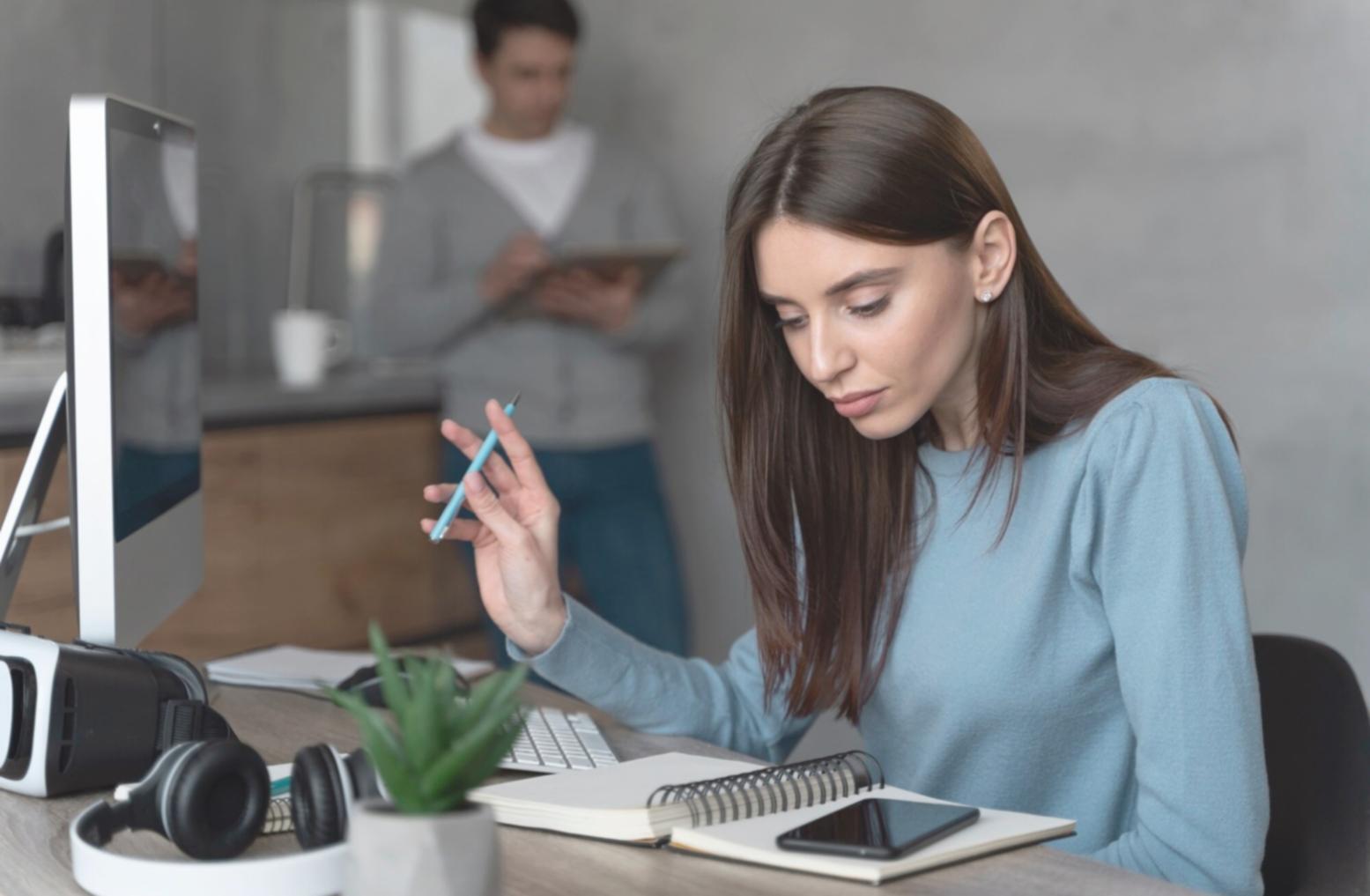 Profesionales desarrollando estrategias de marketing empresarial